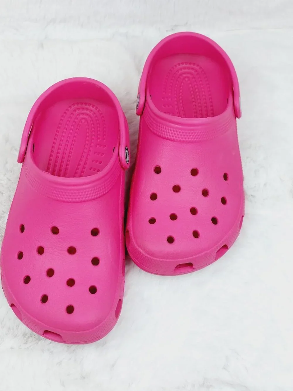 Crocs Girls Kids Vibrant Pink Croslite Lightweight Classic Slip-On Clogs Size 6